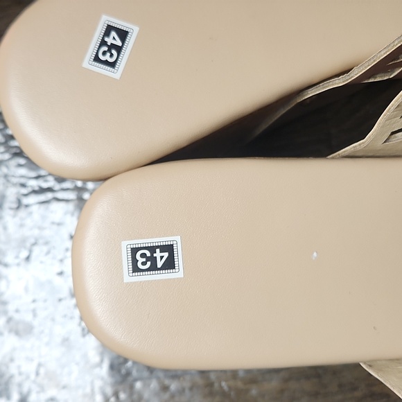 Sandals - Picture 2 of 5